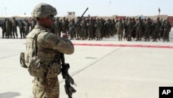 지난해 7월 헬만드 주도 라쉬카르가 열린 아프가니스탄 군 부대 졸업식에서 미군이 경계근무를 서고 있다.