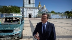 Ngoại trưởng Anh David Cameron trả lời các phóng viên bên ngoài Tu viện St. Michael, tại Kyiv, ngày 2/5/2024.