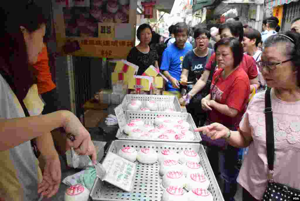 大批顧客購買長洲平安包。(美國之音湯惠芸)