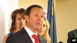 El fiscal general de Louisiana, Jeff Landry, descartó cargos criminales contra dos oficiales de policía blancos en la muerte de un hombre negro en Baton Rouge en 2016.