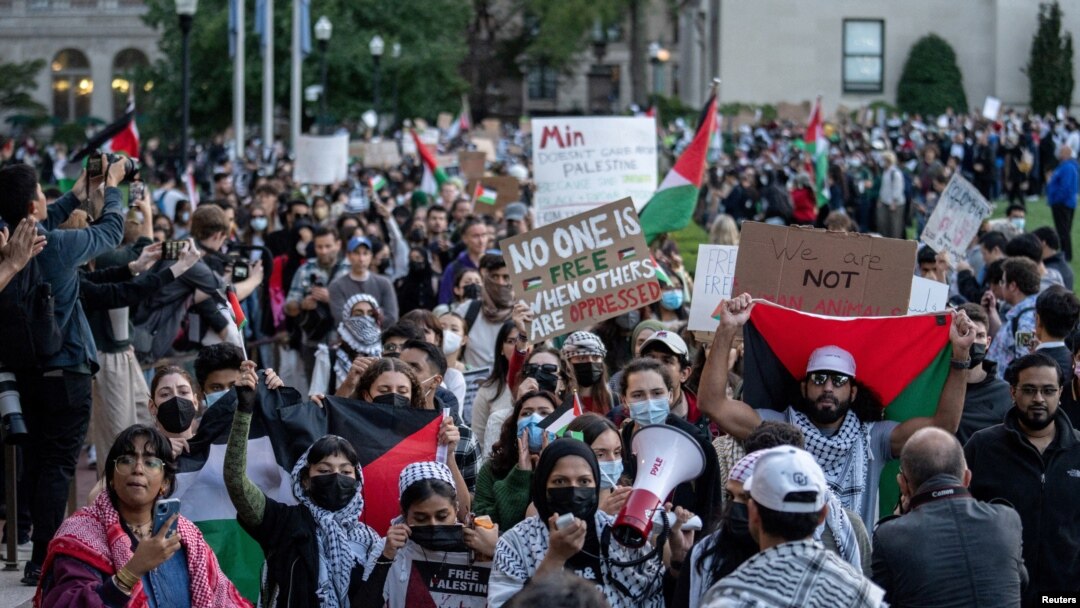 FILE: Aksi protes mahasiswa pro-Palestina di tengah konflik yang sedang berlangsung di Gaza, di Universitas Columbia di New York City, AS, 12 Oktober 2023. (REUTERS/Jeenah Moon)