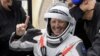 La astronauta de la NASA Shannon Walker sale de la nave espacial SpaceX Crew Dragon Resilience después de amerizar con otros tres tripulantes en el Golfo de México, frente a las costas de la ciudad de Panamá, Florida, el domingo 2 de mayo de 2021.