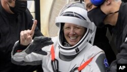 La astronauta de la NASA Shannon Walker sale de la nave espacial SpaceX Crew Dragon Resilience después de amerizar con otros tres tripulantes en el Golfo de México, frente a las costas de la ciudad de Panamá, Florida, el domingo 2 de mayo de 2021.