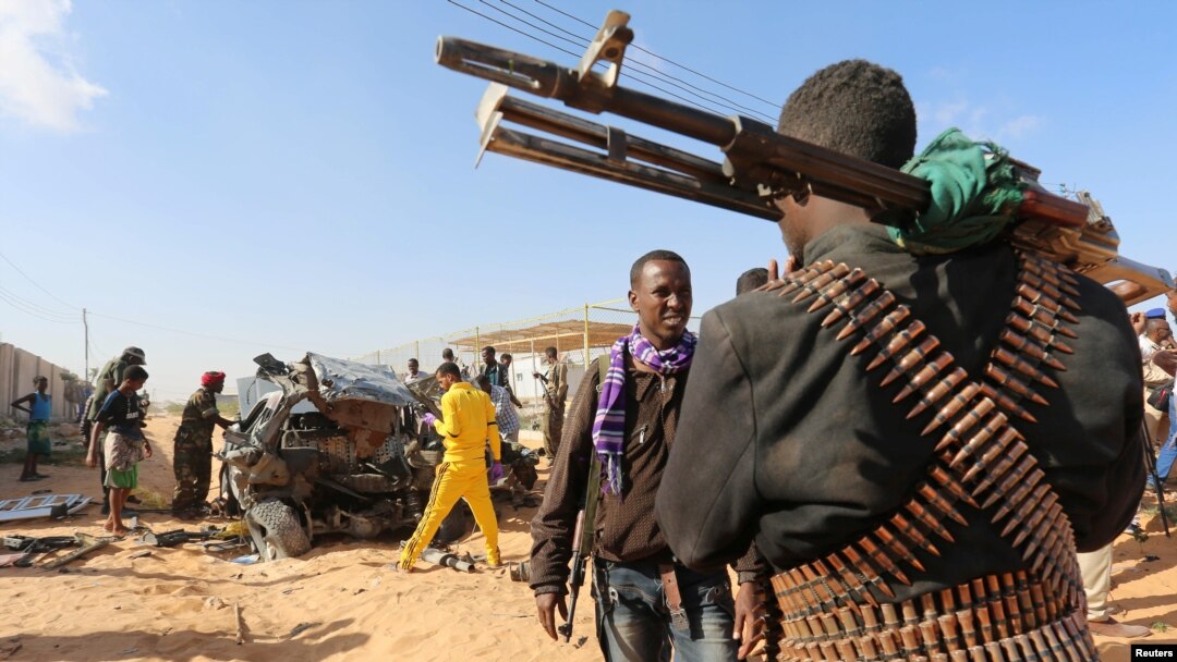 Pasukan keamanan Somalia di tempat pemboman mobil di ibukota Somalia, Mogadishu, 27 Februari 2017. (REUTERS/Feisal omar)