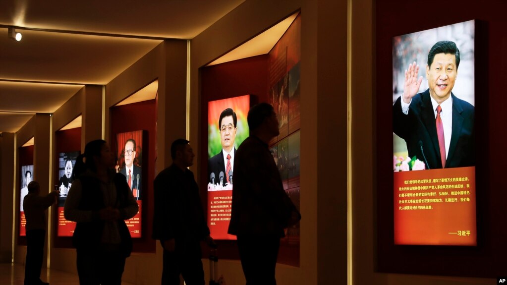 北京的中国军事博物馆的长征展览中有习近平等先后5位领导人的肖像(2016年10月24日)