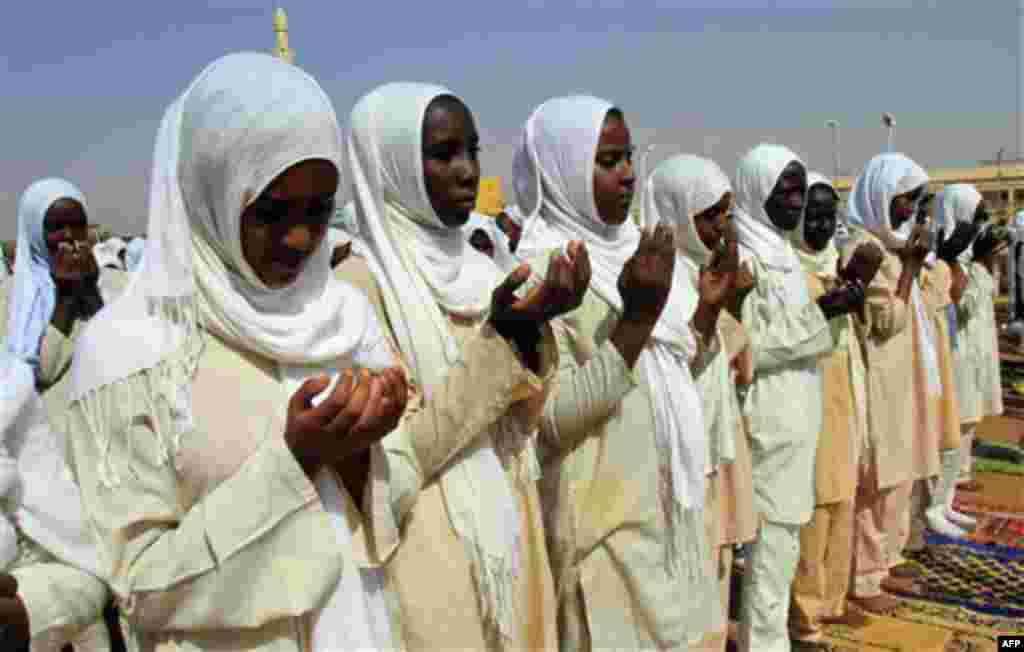 Sudanese children and school students pray for peace and unity during a government organised event at Al-Khalifa square in Omdurman, near Khartoum, in Sudan Tuesday, Oct. 5, 2010. A top official on the commission charged with carrying out Southern Sudan'