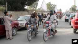 阿富汗加兹尼市骑摩托车的塔利班武装人员（2018年6月16日）
