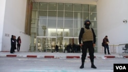 FILE - Guards secure the Bardo museum in Tunis, hours after gunmen stormed it killing people from at least seven countries, Tunis, March 19, 2015. (Mohamed Krit/VOA)