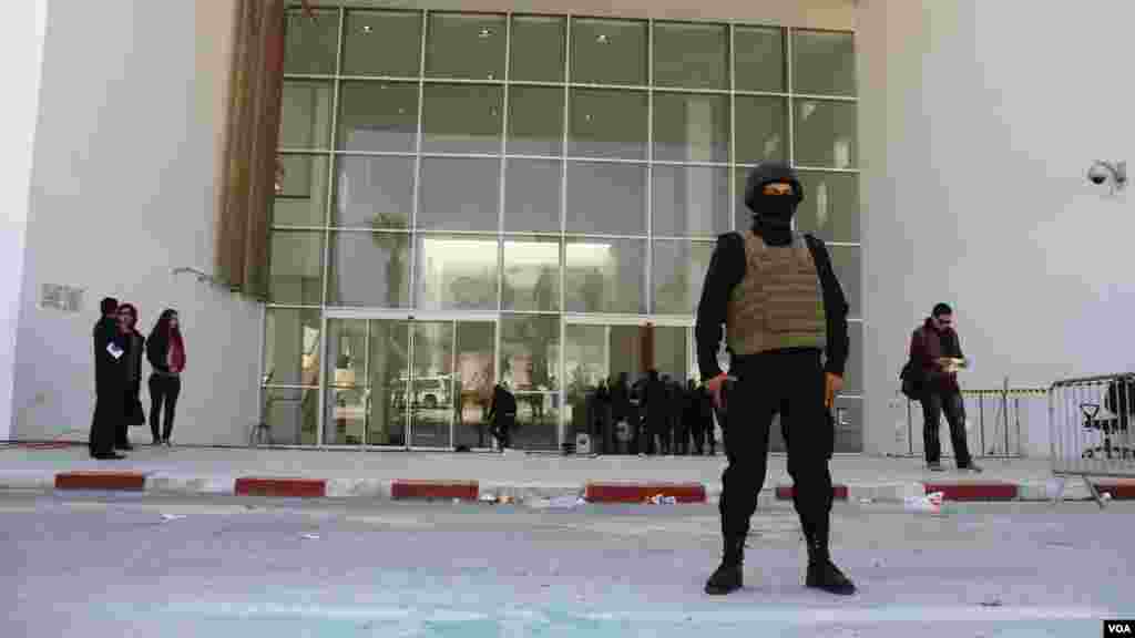 Des agents montent la garde devant le musée du Bardo à Tunis que des hommes armés ont pris d'assaut durant quelques heures où ils ont tués des visiteurs, ressortissants de sept pays à Tunis, le 19 Mars, 2015. (Mohamed Krit / VOA)