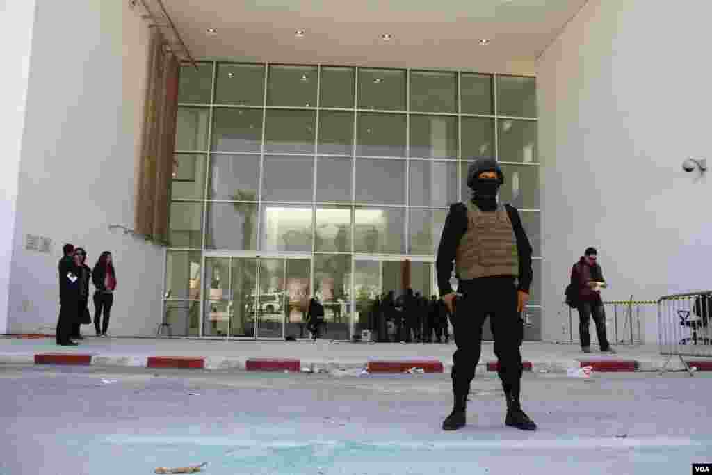 Guards secure the Bardo museum in Tunis, hours after gunmen stormed it killing people from at least seven countries, Tunis, March 19, 2015. (Mohamed Krit/VOA)