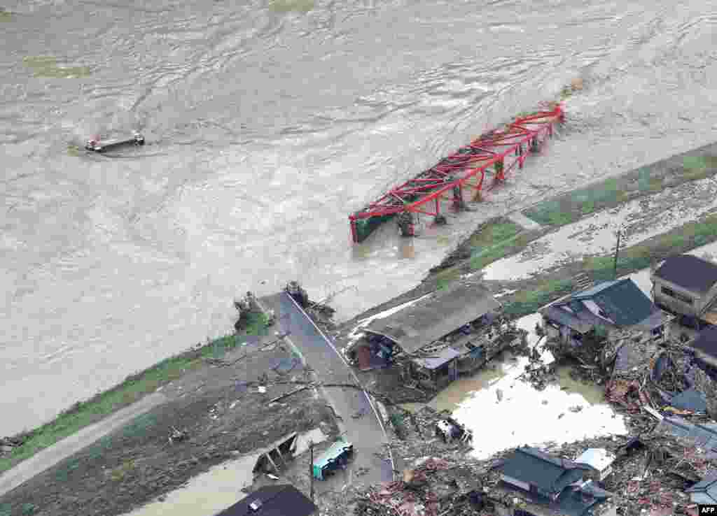سیلابی پانی سے متعدد پلوں کو بھی نقصان پہنچا ہے جب کہ کئی سڑکیں بھی پانی میں بہہ گئی ہیں۔