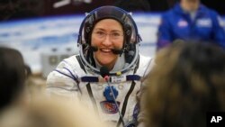 La astronauta estadounidense Christina Koch, que dirigió la primera caminata espacial femenina en 2019, aterrizó en Kazajistán el jueves 6 de febrero de 2020 en la Estación Espacial Internacional tras estadía récord en la misión de 328 días.