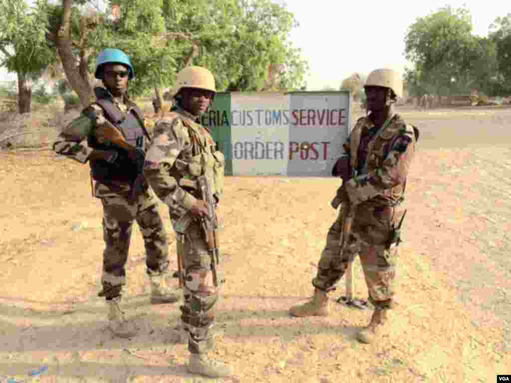 Des soldats nigériens au poste frontalier nigérian, à la frontière avec le Niger, près de Diffa