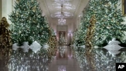 Фото: зала Білого дому прикрашена до Різдва 