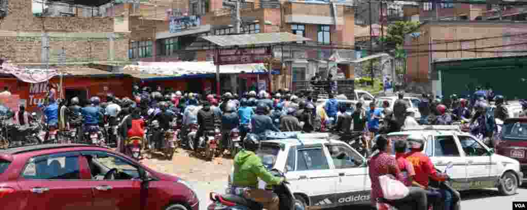 People crowd around the gasoline station to fill their tanks, Kathmandu, April 27, 2015. (Bikas Rauniar/VOA)