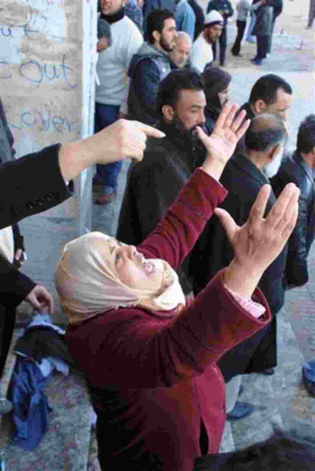 Mujer aclamando durante las protestas en Libia.