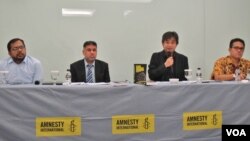 Amnesty Internasional meluncurkan laporan pelanggaran HAM di Indonesia 2015 di Jakarta (24/2). Dari kiri: Koordinator Kontras Haris Azhar, Deputi Direktur Amnesti Internasional Josef Benedict, Peneliti Amnesty Internasional Papang Hidayat dan Peneliti Elsam Wahyudi Djafar.