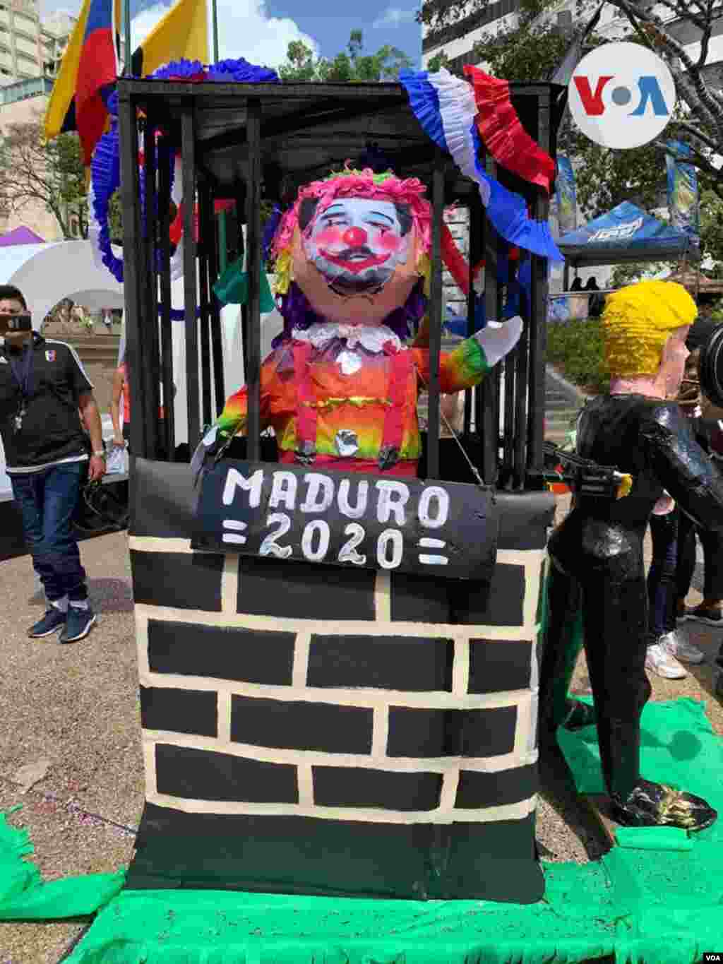 El presidente en disputa&nbsp;Nicolás Maduro ordenó decorar algunos espacios de Caracas para celebrar las festividades&nbsp;e incluso&nbsp;concedió un día adicional de asueto. Foto: Luisana Solano - VOA. 