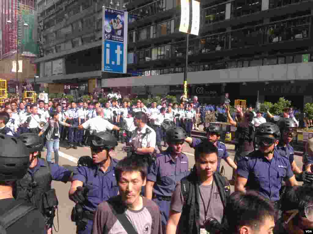 香港警方星期三上午展開強行清場行動（美國之音海彥拍攝)。