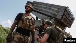 Ukrainian servicemen prepare a BM-21 Grad multiple launch rocket system amid Russia's attack on Ukraine, near the frontline town of Bakhmut, Ukraine May 19, 2023. 