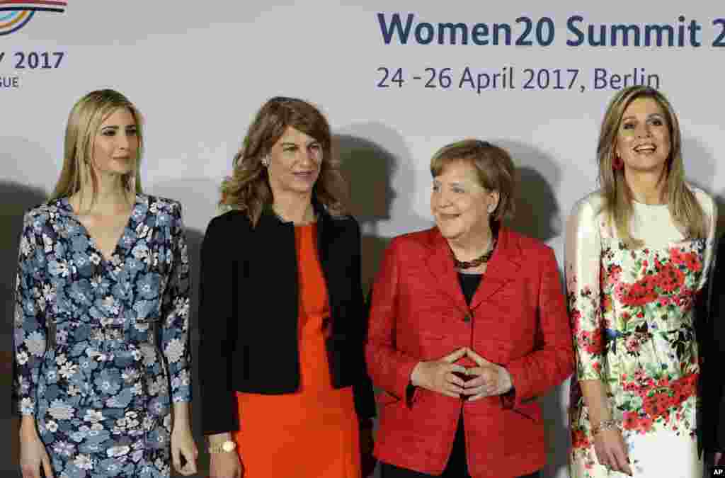 از راست: ملکه ماکسیما از هلند، آنگلا مرکل، استفانی بوچور از انجمن زنان کارآفرین و ایوانکا ترامپ دختر رئیس جمهوری آمریکا