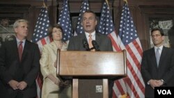 Ketua DPR AS, John Boehner (tengah) dan fraksi Republik mengajukan RUU terpisah dari Gedung Putih soal usulan kenaikan pagu utang AS.