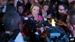 Carly Fiorina habla con los medios luego del debate secundario en la Quicken Loans Arena de Cleveland.