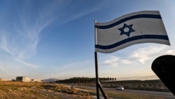 Bendera Israel tampak di dekat permukiman Yahudi Shlomtzion, di Lembah Yordania, wilayah Tepi Barat yang diduduki Israel.