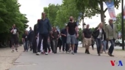 Les plus grands hommes du monde en balade à Paris (vidéo)