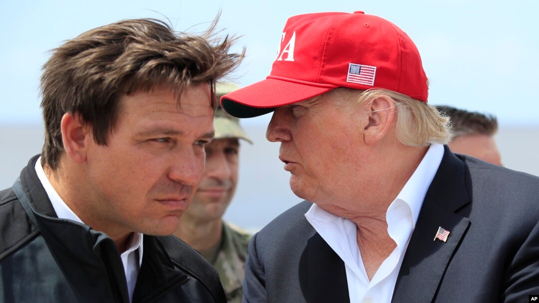 Guverner Floride Ron DeSantis i bivši predsednik SAD Donald Trump