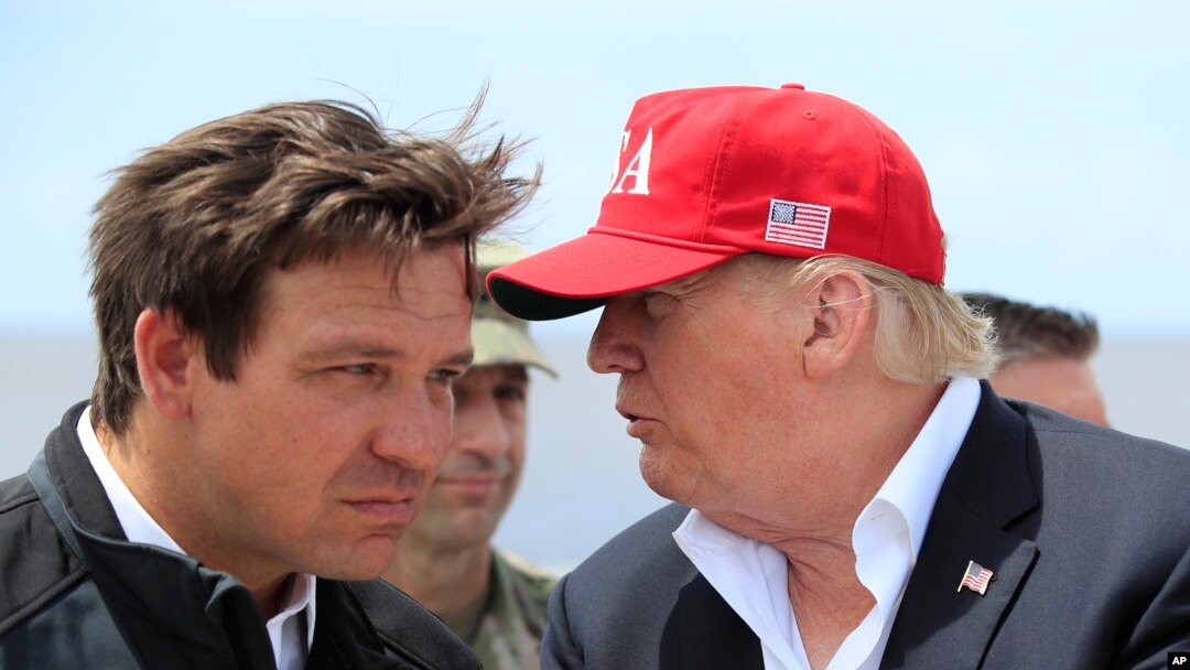Ông Ron DeSantis và ông Donald Trump.