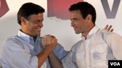 El ex alcalde Leopoldo López (izq.) le da su apoyo a Henrique Capriles.