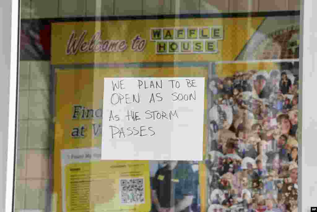 Un restaurante Waffle House en una carretera de Florida anuncia: &quot;Planeamos abrir tan pronto pase la tormenta&quot;, el 8 de octubre de 2024.