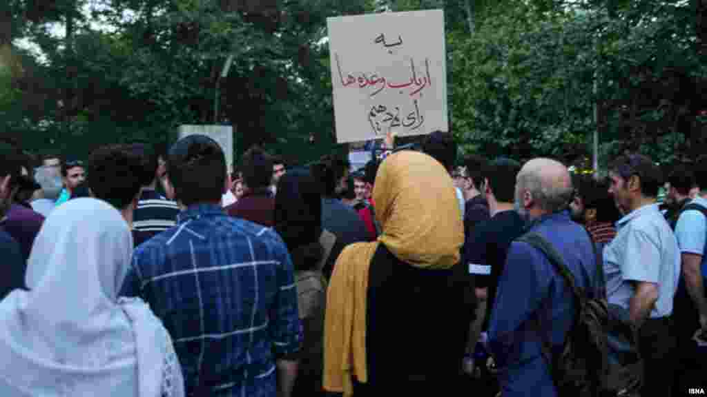 امسال خیلی از طرفداران نامزدها روی به تبلیغ چهره به چهره آورده اند. این طرفدار رئیسی، روحانی را به طعنه «ارباب وعده‌ها» نامیده است. 