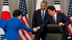 미국 워싱턴에서 제4차 핵안보정상회의가 열린 지난 3월, 미한일 정상이 회담 후 악수하고 있다. 왼쪽부터 박근혜 한국 대통령, 바락 오바마 미국 대통령, 아베 신조 일본 총리.