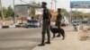 Un point de contrôle de la police a l'entrée de l'université, dans le nord-est du Nigeria, 2018. (VOA/Chika Oduah). 