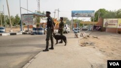 La police patrouille devant une université au Nigeria (C. Oduah / VOA)
