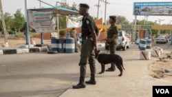 Un point de contrôle de la police a l'entrée de l'université, dans le nord-est du Nigeria, 2018. (VOA/Chika Oduah). 