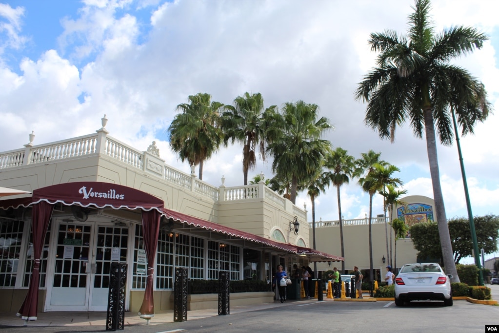 El famoso Restaurante Versailles, ubicado en la Calle 8 de Miami, presta servicios exclusivamente para llevar; la medida es seguida de cerca por guardias de seguridad. [Foto: Luis Felipe Rojas/ Voa Noticias].