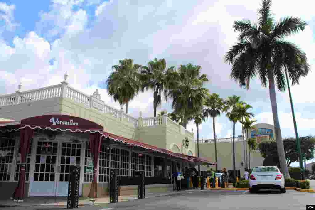 El famoso Restaurante Versailles, ubicado en la Calle 8 de Miami, presta servicios exclusivamente para llevar; la medida es seguida de cerca por guardias de seguridad. [Foto: Luis Felipe Rojas/ Voa Noticias].