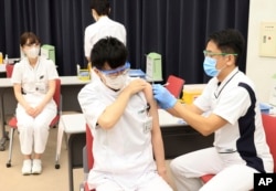 Petugas medis menerima dosis vaksin COVID-19 Pfizer di Tokyo Metropolitan Cancer and Infectious Diseases Center Komagome Hospital di Tokyo, Jumat, 5 Maret 2021. (Foto: dok).