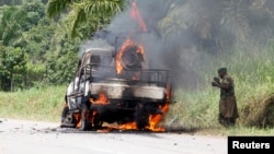 Le véhicule calciné du colonel Mamadou Ndala près de Mazizi, le 2 janvier 2014. 