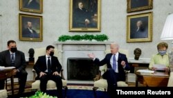 El poresidente Joe Biden (der.) conversa en la Casa Blanca con su homólogo ucraniano, Volodimir Zelenski, el 1 de septiembre de 2021.
