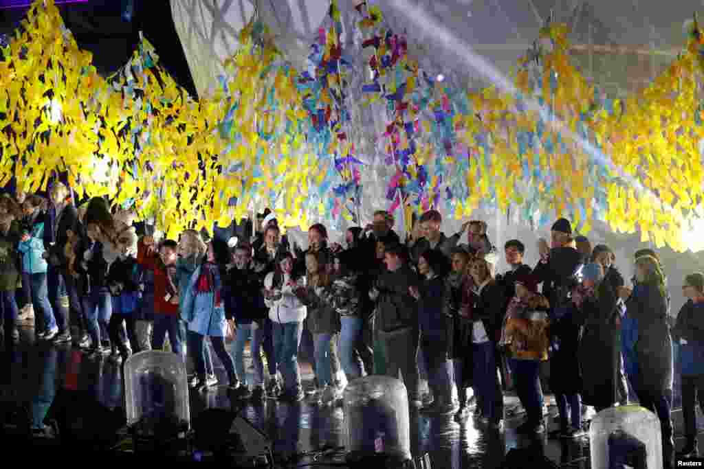 تقریب میں مختلف فنون لطیفہ سے تعلق رکھنے والے فنکاروں نے بھی شرکت کی اور اپنے فن سے تقریب کو چار چاند لگائے۔