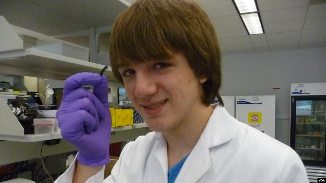 Džek Endrejka sa svojim senzorskim štapićem za otkrivanje raka pankreasa u laboratoriji Univerziteta Džons Hopkins u Baltimoru. 