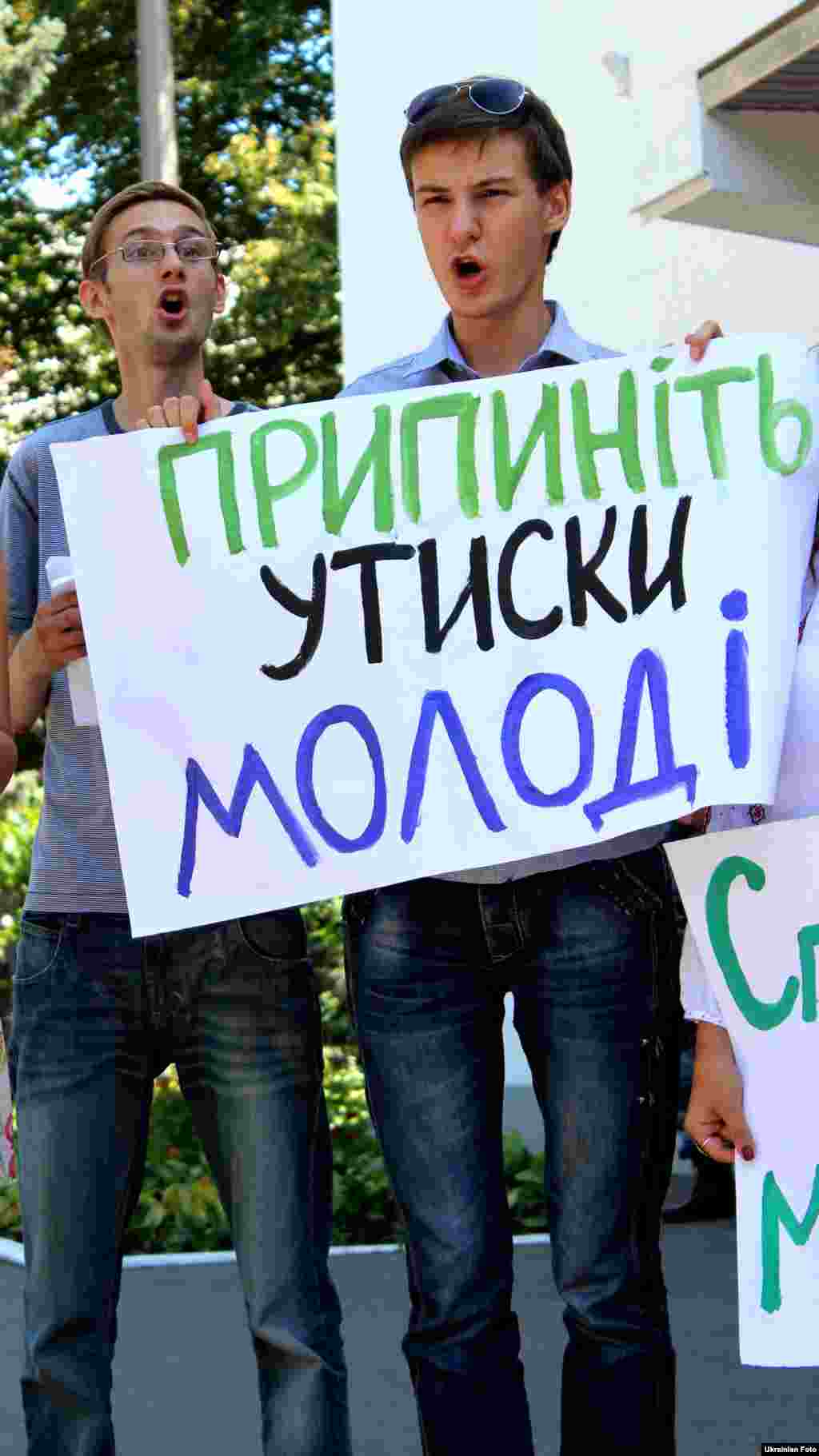 Під час показовго дійства, кілька активістів зображали представників громадських організацій - жертв недавніх переслідувань, до яких підійшли представники Беркуту та завязали їм руки. а обурена громада почала вимагати не чіпати учасників акці.