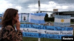 Una mujer observa los mensajes de apoyo a la tripulación del submarino argentino desaparecido desde la semana pasada.