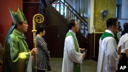 资料照片：北京天主教区主教李山在一个被批准的教堂主持弥撒。（2018年9月22日）