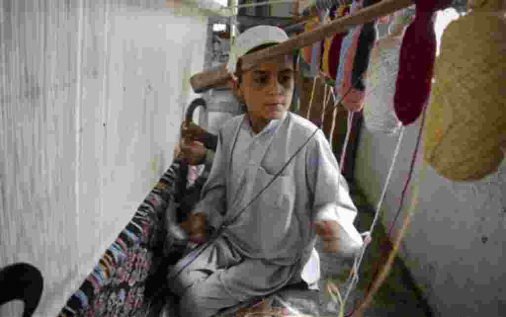 Un niño paquistaní teje alfombras en Chaman, ciudad fronteriza de Pakistán. El trabajo infantil es frecuente en todas las de Pakistán, pero su peor sucesos ocurren en la industria de las alfombras y la industria de los balones de fútbol.