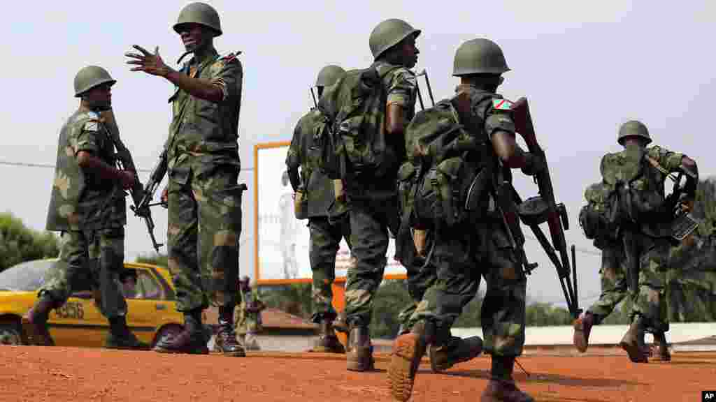 Des soldats français en patrouille, avant l'arrivé du président Francois Hollande à Bangui, le 5 décembre 2013.